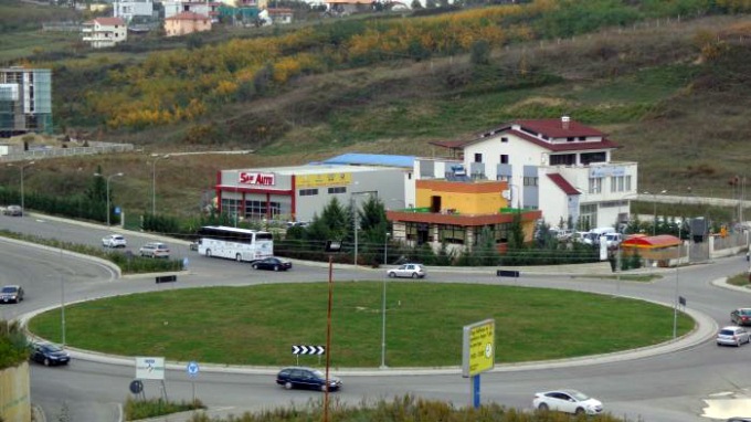 Tjeter nderhyje tek Unaza dhe autostrada Tirane-Elbasan, rreth rrotullimi i TEG do behet mbikalim
